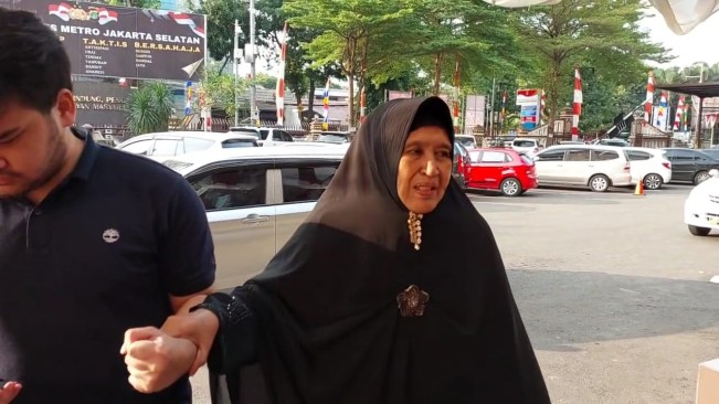 Umi Tatu, Ibu Almarhum Uje Mendadak Sambangi Polres Jaksel, Ada Apa?